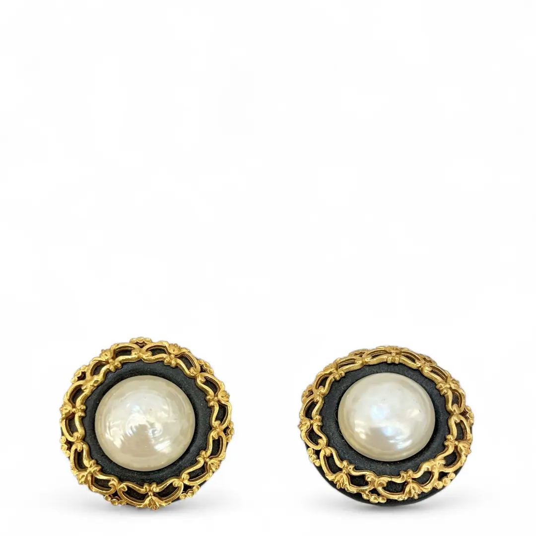 Pre-owned Chanel Clip On Earings Gold Plated Faux Pearl Leather Black (087sc)