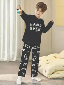 Boys' Digital Print Long-sleeve Pajamas and Long Sleep Pants 2-piece Set with "Game Over" Fun Design on Black Background, Flame-retardant Fabric. Stylish, trendy, casual, comfortable and soft pajama set, suitable for sleeping and home leisure.