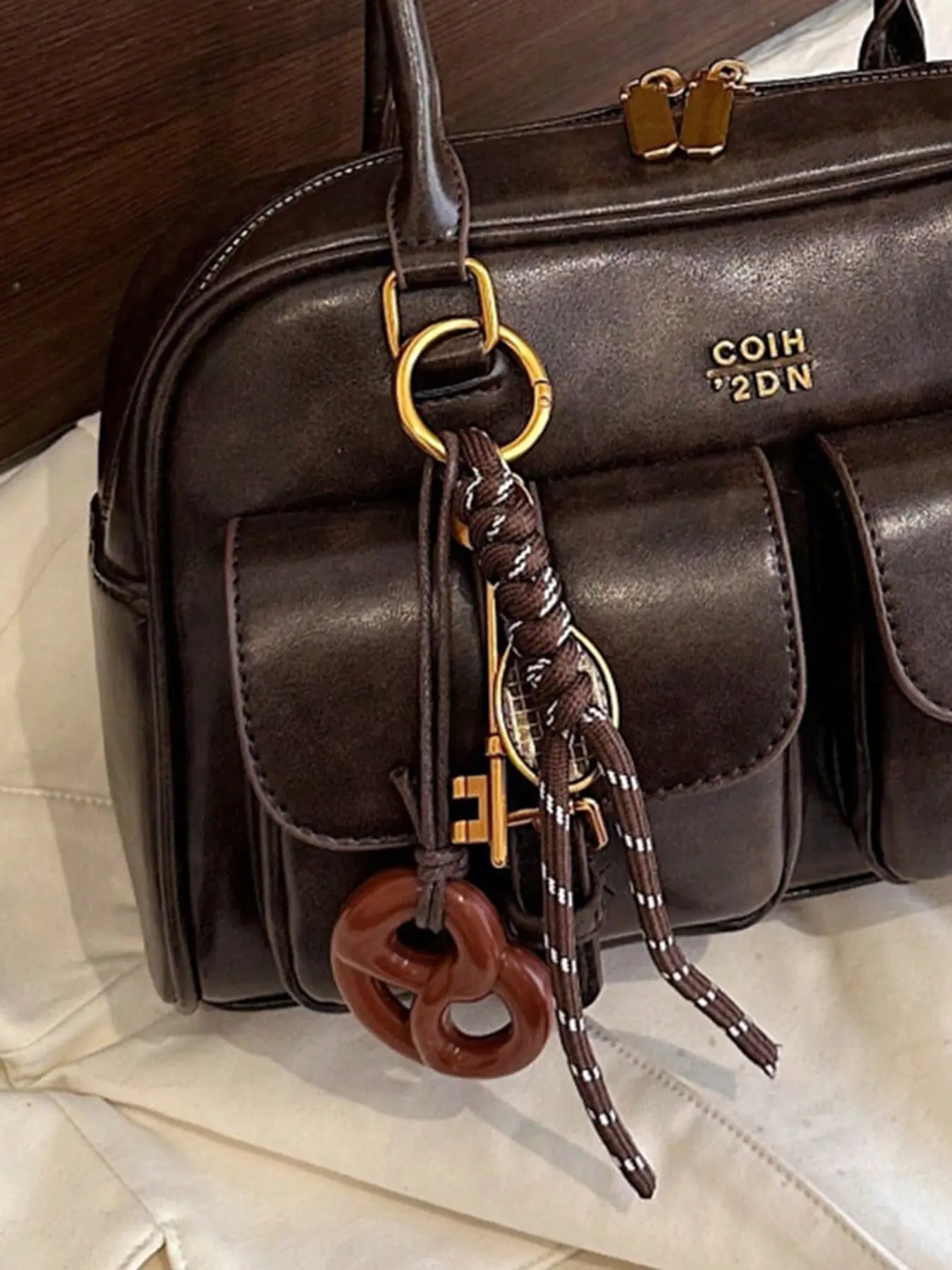 A niche and exquisite retro texture alkaline water knot pendant with woven ornaments, key and racket pendant design, convenient and easy to carry, can be used as a bag ornament, keychain, and can be carried around