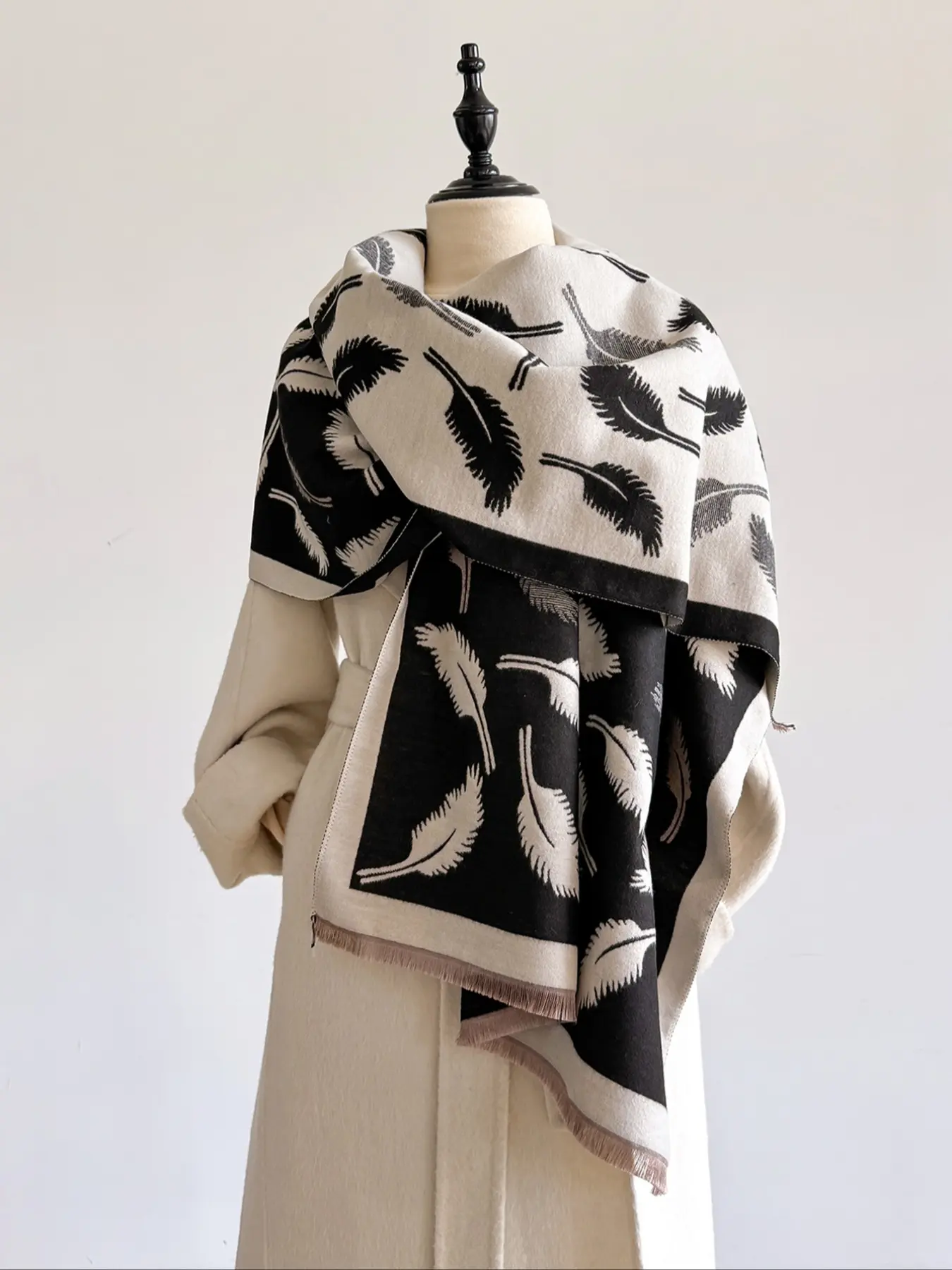 Women's Feather Pattern Scarf, Warm & Cozy Woven Fabric, Fitted Design for Fall Winter, Casual Fashion Accessory for Women Girls