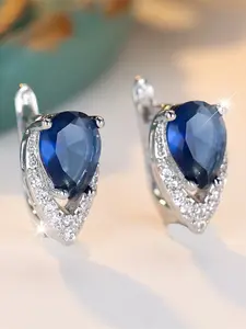 A pair of white gold four-prong sapphire blue synthetic zirconia pear-shaped V-shaped earrings are fashionable, high-end and simple, suitable for women to wear during proposals, travels and daily life