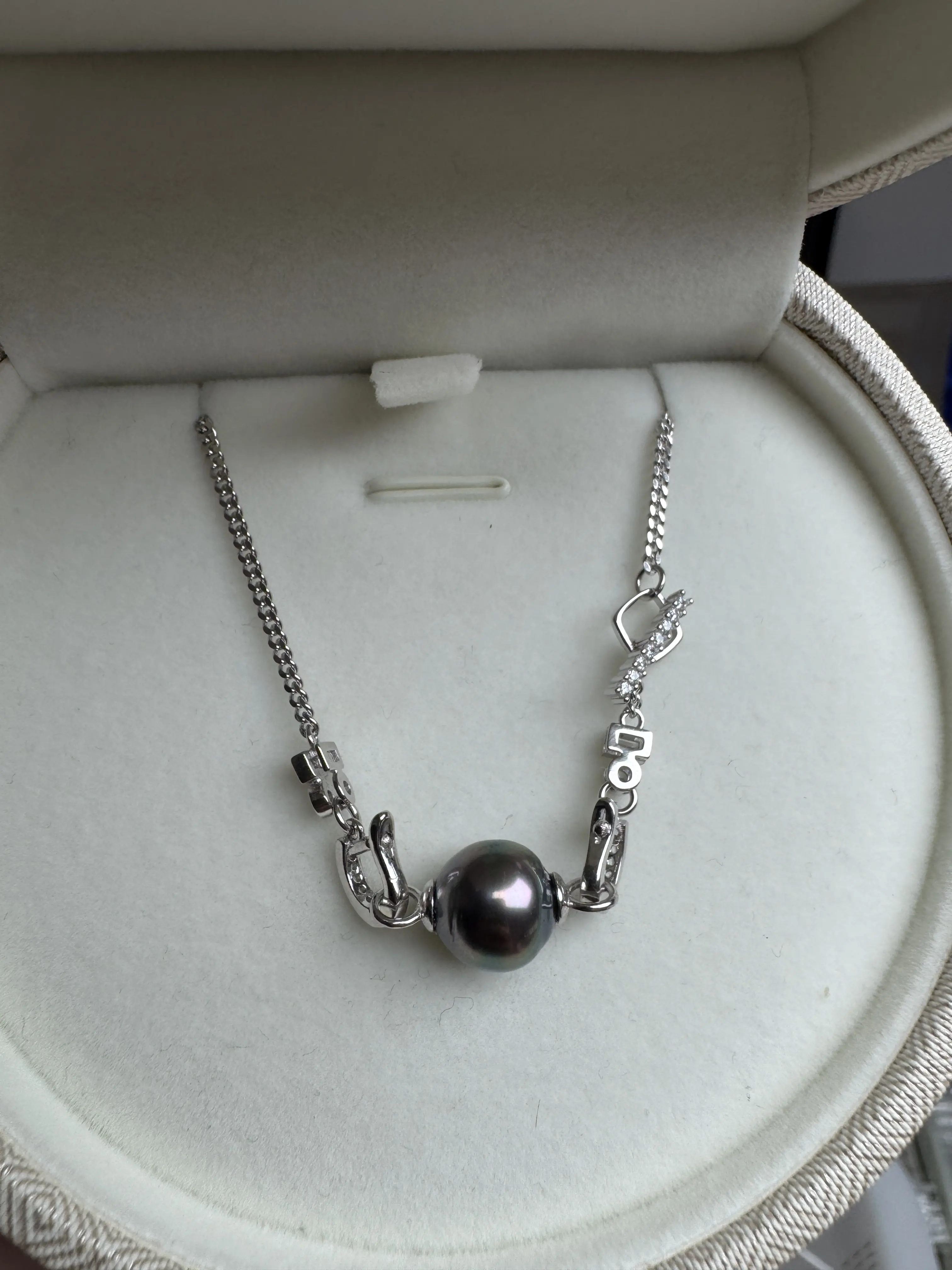 A Tahitian silver necklace that you can mix and match freely