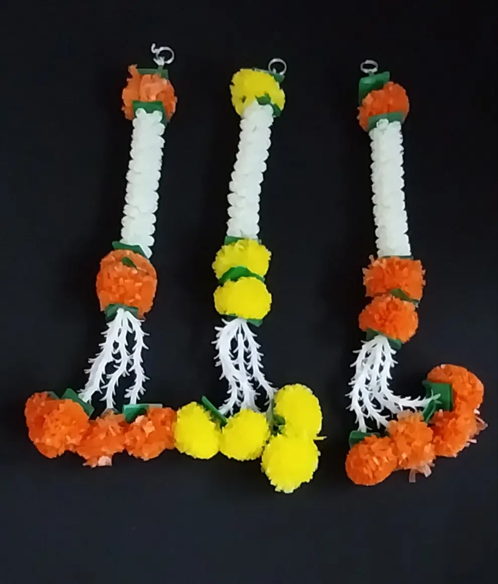 Hangable Synthetic Marigold and White Mogra Bouquet-Shaped Artificial Plant Ornaments, Decorative Floral Arrangement for Balcony, Indoors Home Decor Supplies