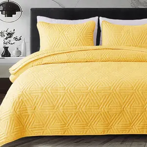 Soft Queen Size Quilt Set for All Seasons, 3-Piece Ultrasonic Geometric Bedding Set, Lightweight Reversible Bedspread Coverlet Bed Cover with 2 Pillow Shams, Yellow