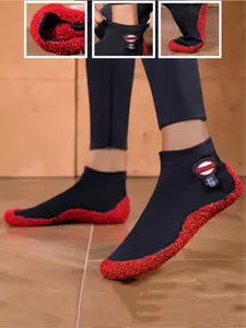 Ladies wear fitness yoga barefoot shoes, with widened toe caps that soft wrap around the foot shape and warm and comfortable lining. They are suitable for indoor home yoga casual wear, fitness training, swimming yoga and other sports scenes