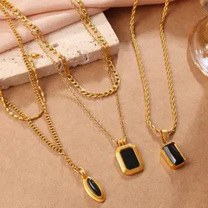 Collar de ónix negro ovalado chapada en oro de 18 quilates