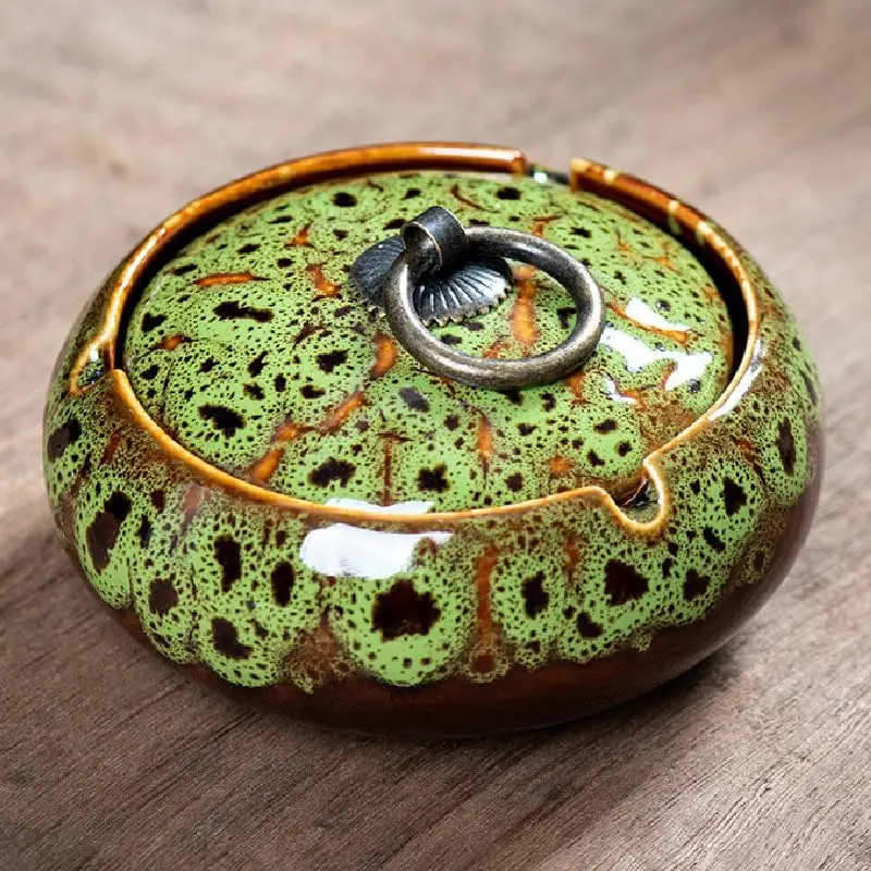 Handmade Ceramic Ashtray with Lids, Windproof Ashtray Smokeless for Indoor or Outdoor, Ash Holder for Patio Desktop Office Smokers, Ash Tray for Tabletop Home Office Decor (Mix Green, M-Size)