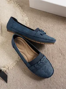 A pair of women's new spring large-size flat shallow single shoes, with a sealed construction, soft sole, lightweight, comfortable, casual shoes for the elderly, walking shoes, Slip on flats