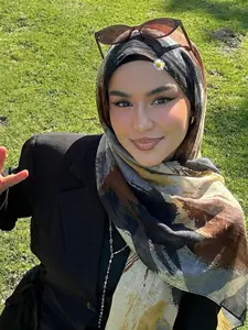 Women's fashionable artistic brushstroke printed chiffon scarf, lightweight, breathable, skin-friendly and long, suitable for daily commuting and travel, ideal for spring atmosphere.