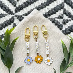 Handmade Custom Daisy Flower Keychain Personalized Beaded Keychain with Colorful Daisy Charms for Unique Gift