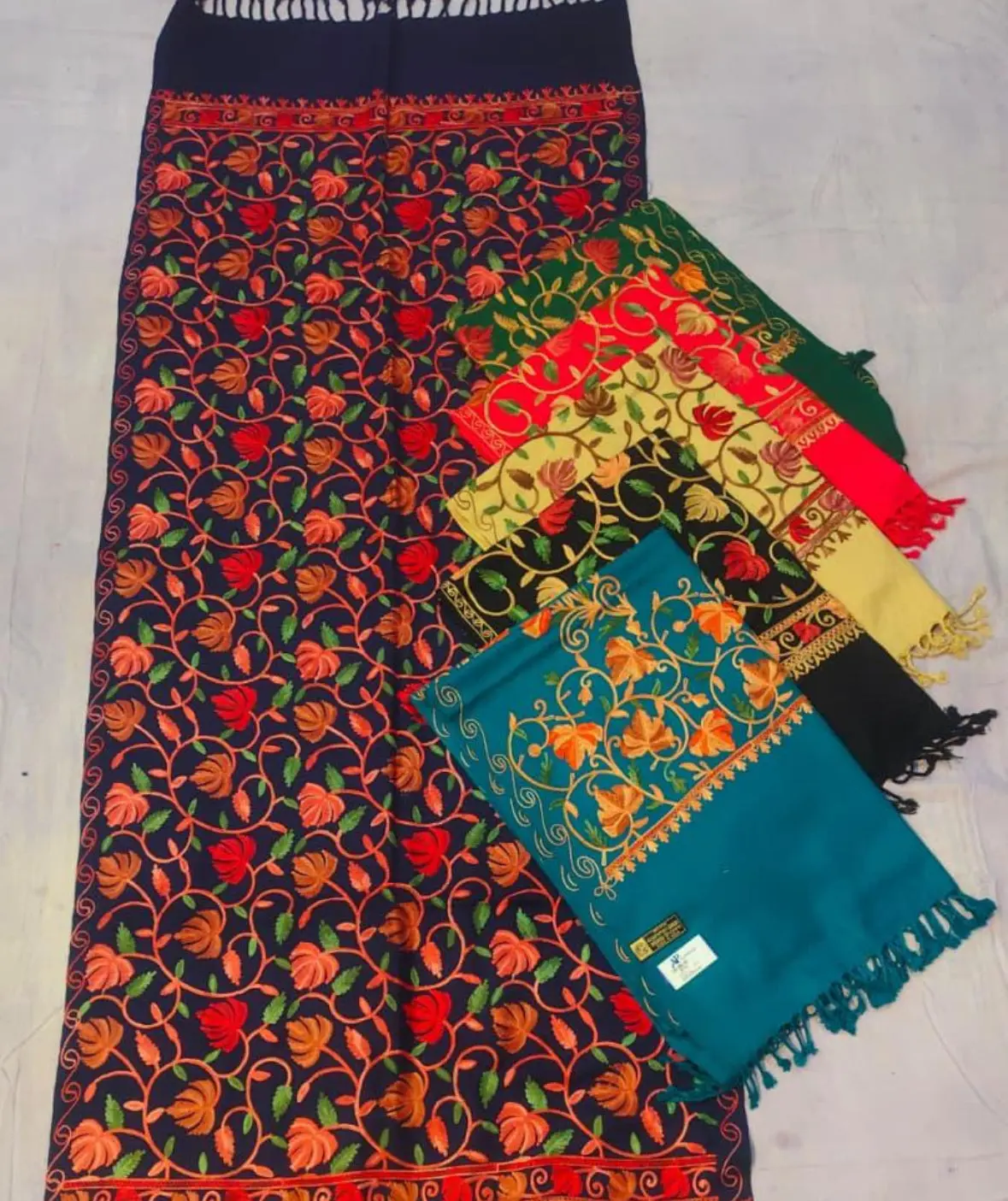100% Kashmiri Shawl With Heart Shape Floral Pattern