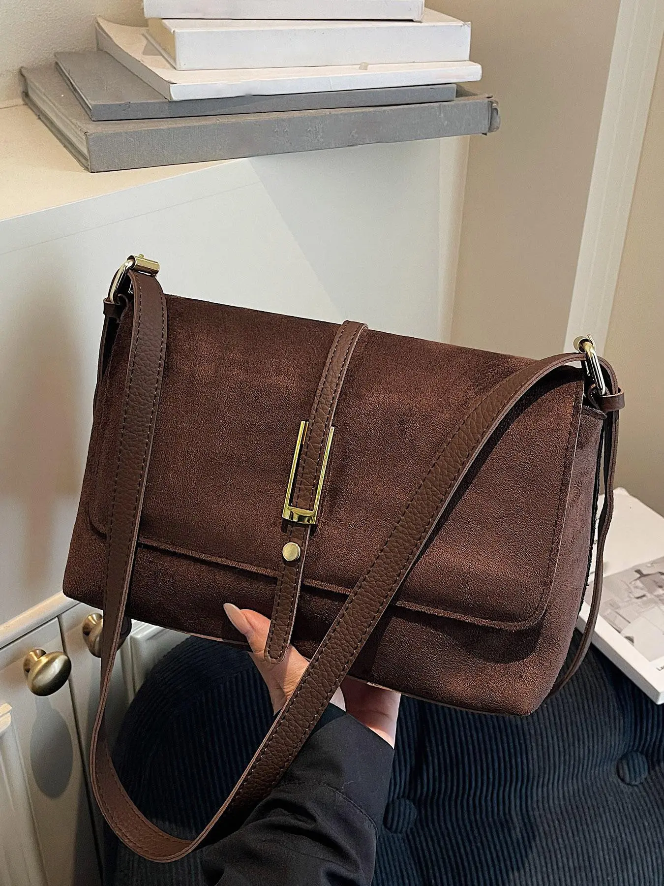 Niche design retro postman style one-shoulder messenger bag, practical commuter one-shoulder bag, retro gold buckle texture one-shoulder underarm bag, suitable for shopping and dating, Casual Shoulder Bag