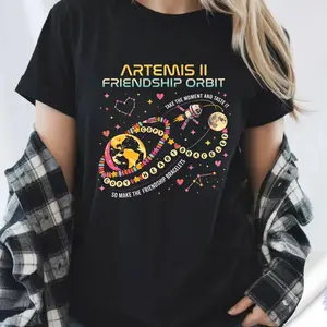 Artemis II Friendship Orbit T-Shirt – Cute Space Graphic Tee, NASA Inspired, Heart Bracelet Design, Gift for Friends & Space Lovers