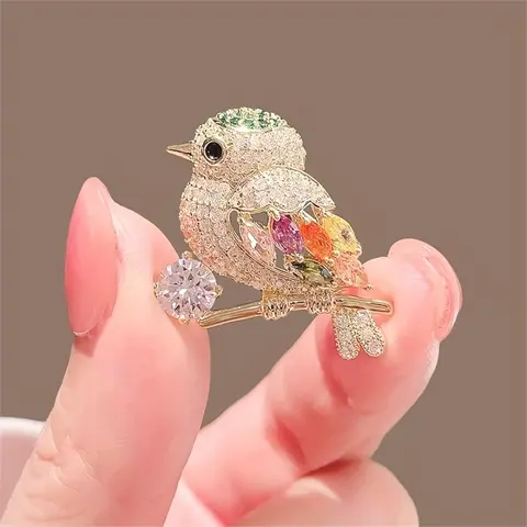 Cute Magpie Brooch with Crystals Pin for Dresses Shirts Suits Sweaters Scarves Shawls Coats, Fashion Crystal Accessory for Party Holiday Casual Wear, Decor Pins