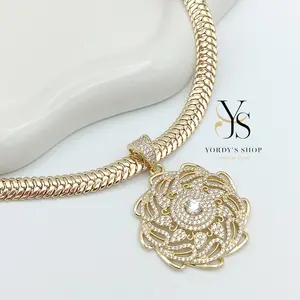 Yordy Choker Queen Flower Gold Plated Rhinestone Pendant Necklace for Women Elegant Sparkling Design