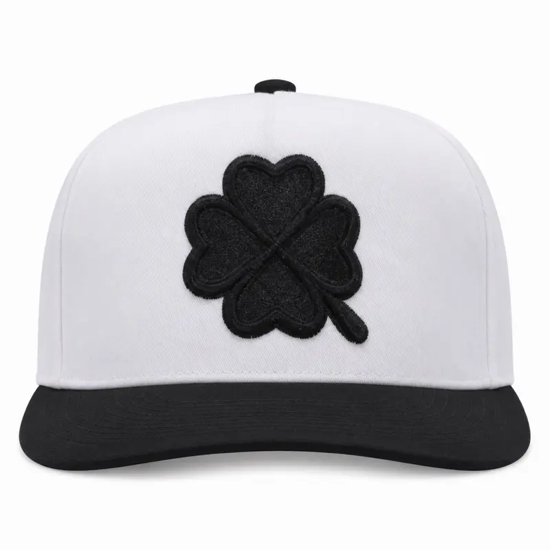 GORRA BORDADA TREBOL BLANCO