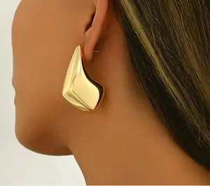 So Chic Post Earrings