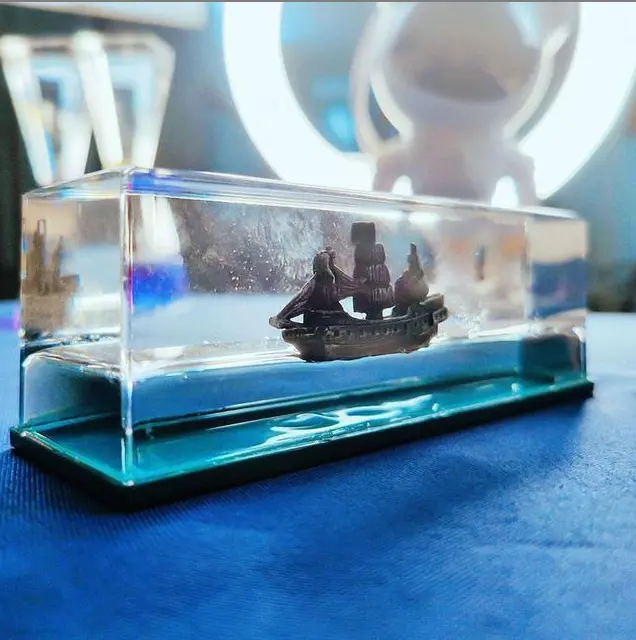 Ghost Ship Black Pearl Lucite Fluid Drift Bottle Figurine, Handcrafted Decorative Pieces, Collectible Style Ghost Statue Figurine for Living Room Decoration & Gift, Decorative Pieces Figurines, Handcrafted Figurines