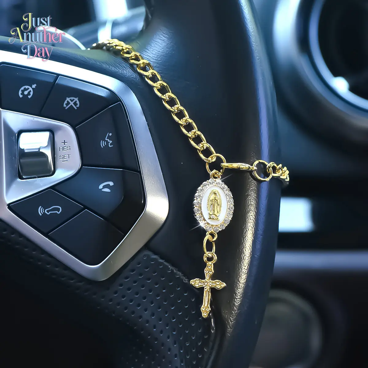 Retro Cross Rhinestone Pendant Car Steering Wheel Charm, Gold Chain Ornament, Bling Crystal Jesus Medallion Steering Wheel Decoration
