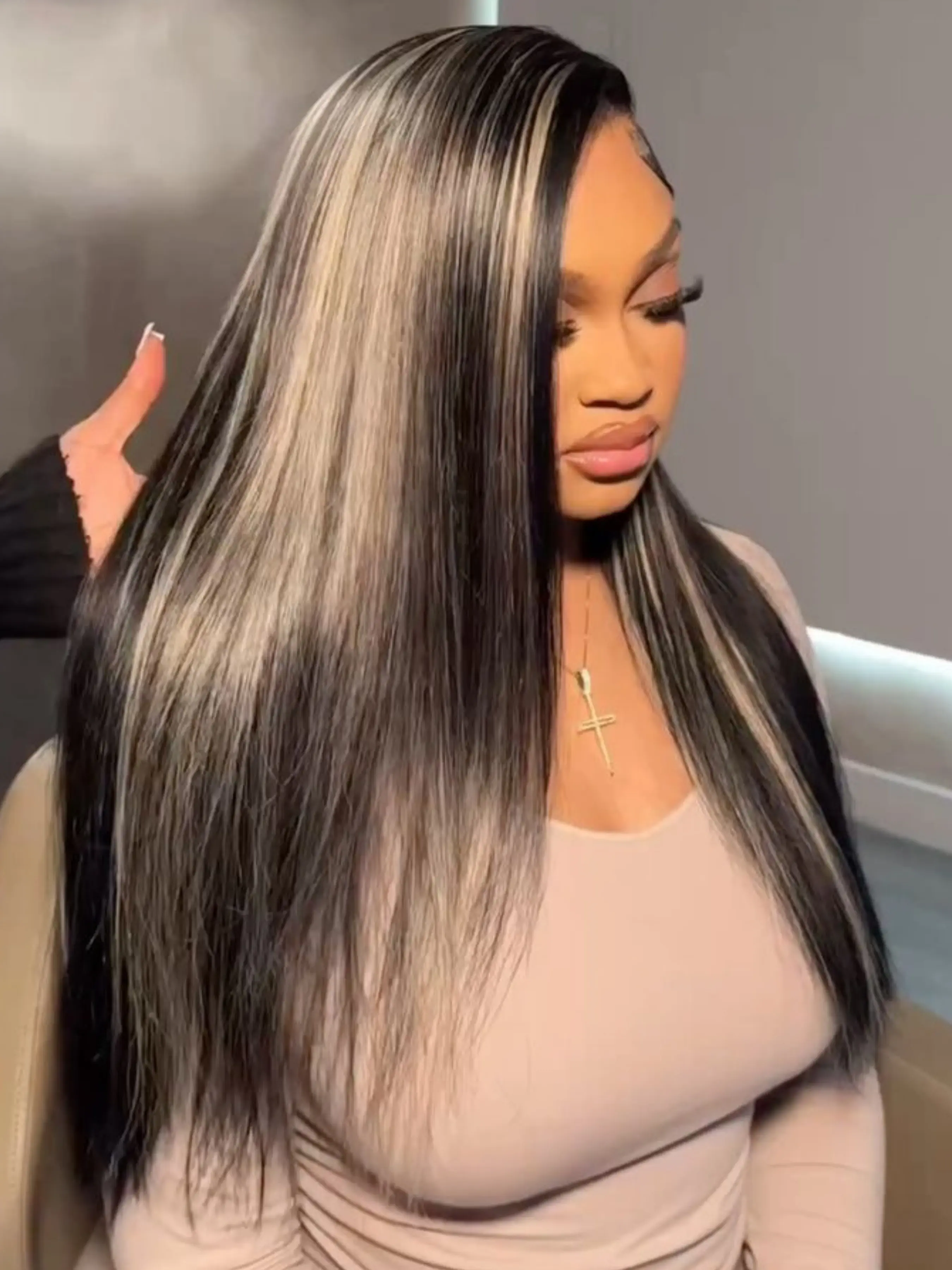 Black White Highlight Wigs 13x4 Lace Front Wigs, Glueless Frontal Wigs, Blended Highlights Synthetic Wig Pre-Plucked Hairline Valentine's Day Date Night Wigs for Women Daily Wear Everyday Protective Style Valentine's Day Gift 28 Inch