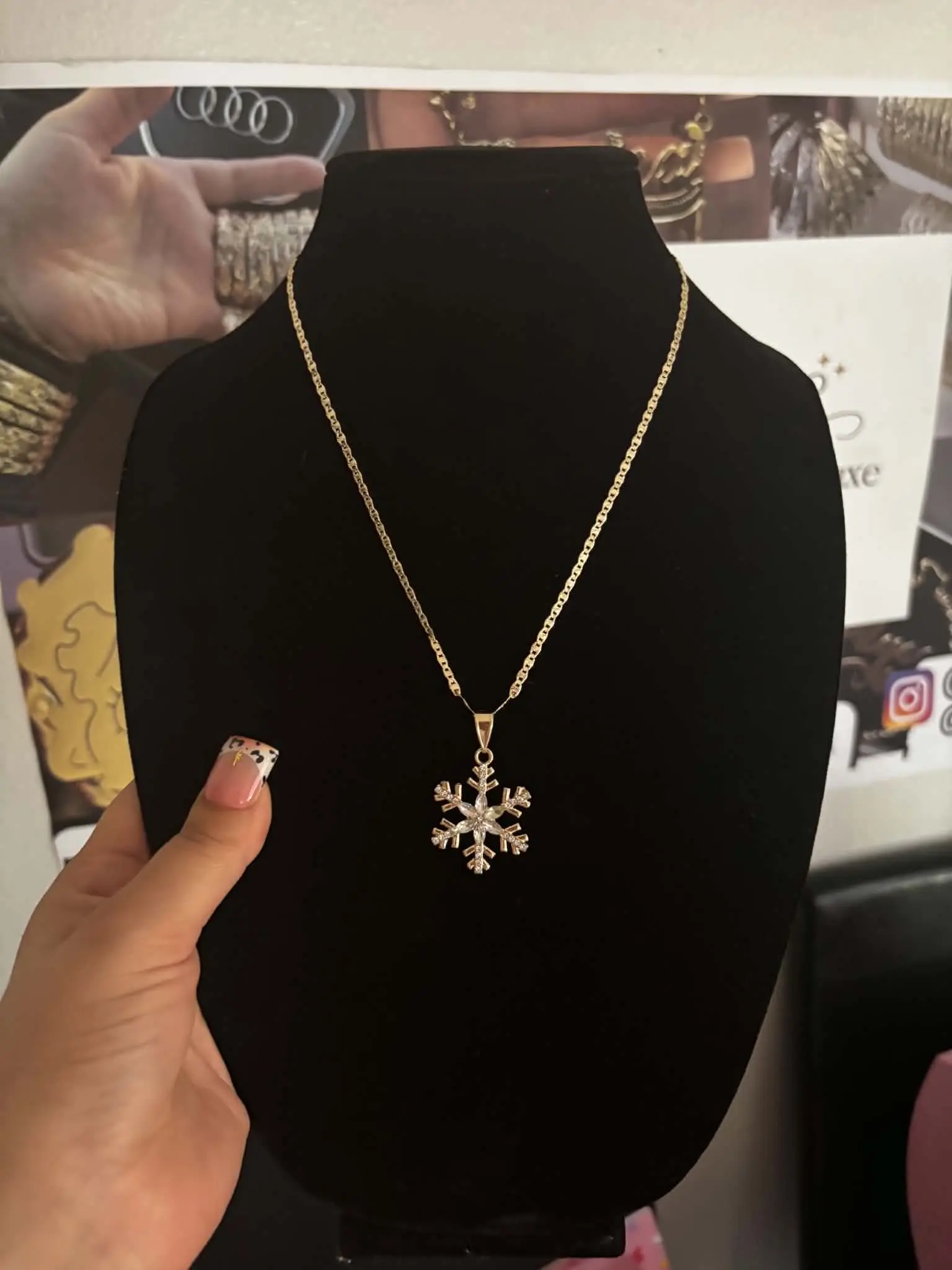 Stunning Snowflake Necklace