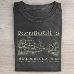 Gildan Men's Fitted Round Neck Short-Sleeve Casual T-Shirt - Vintage Tom Bombadil's Old Forest Retreat Graphic, The Lord of the Rings Middle Earth JRR Tolkien Fantasy, Menswear Shirts & Clothes