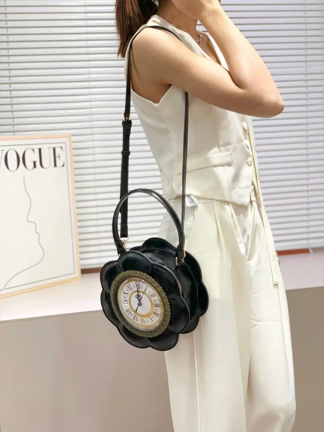 H175-New fashion personality watch cross-body bag clock shape three-dimensional hand shoulder bag