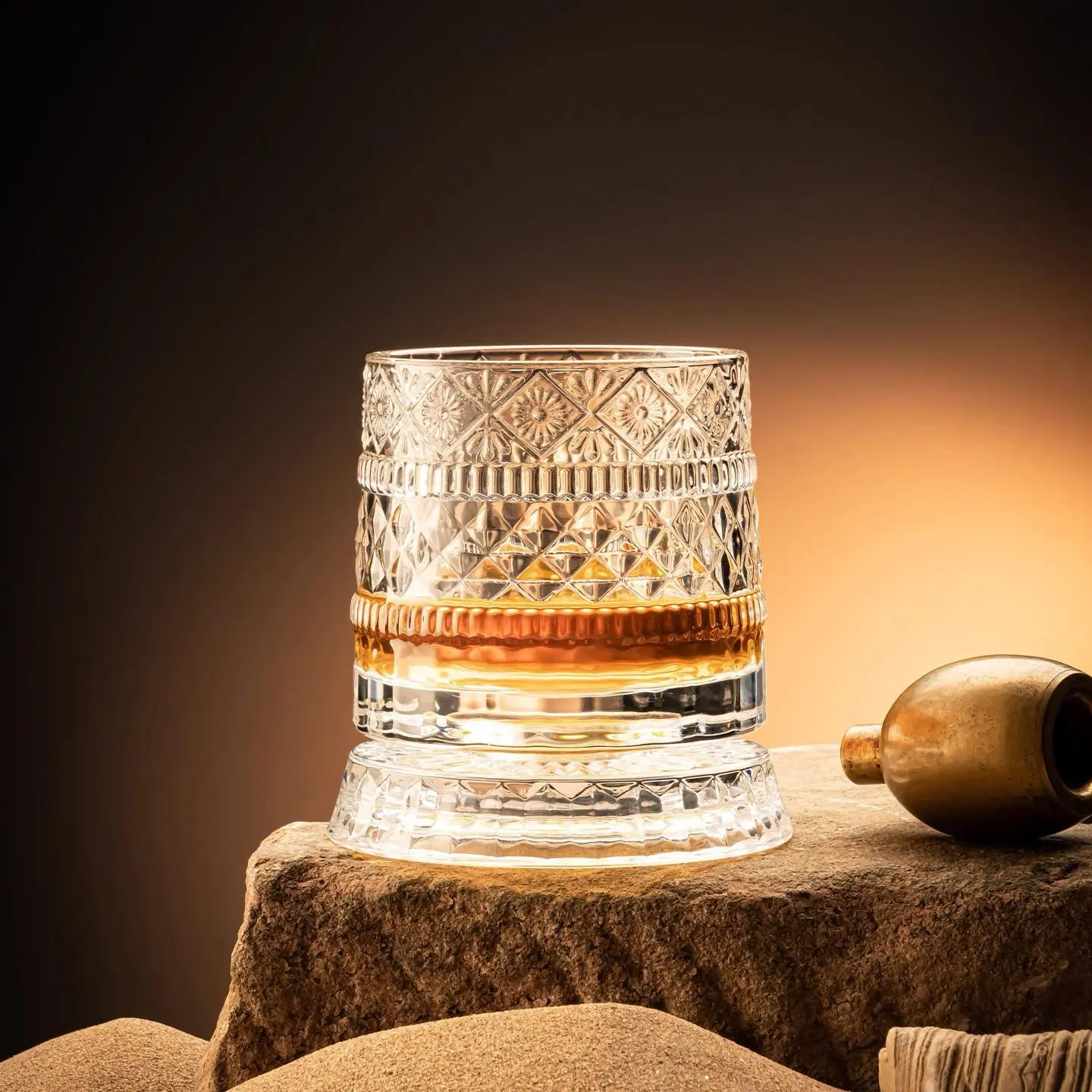 Modern 360° Rotating Crystal Glass – A Luxurious, Stress-Relieving Spinning Glass; Elegant European-Style Crystal Drinkware, Ideal for Whiskey and Wine Enthusiasts.
