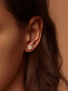 Mini flower earrings are fashionable and simple, small fresh stud earrings, girls' daily versatile accessories, niche light luxury design earrings, suitable for daily wear and travel, the first choice for birthday gifts