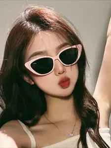 Retro triangular cat eye small face sunglasses women's high-end ins black small frame sunscreen shape photo sunglasses