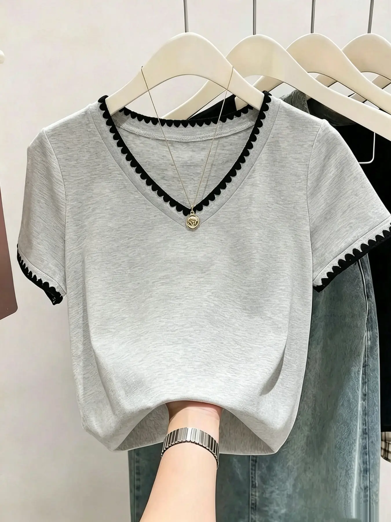 Women's Summer Contrast Trim V-Neck Casual Short Sleeve Basic T-Shirt, Loose-Fitting Oversized Baggy Plain Top, Trendy and Versatile Fashion Piece