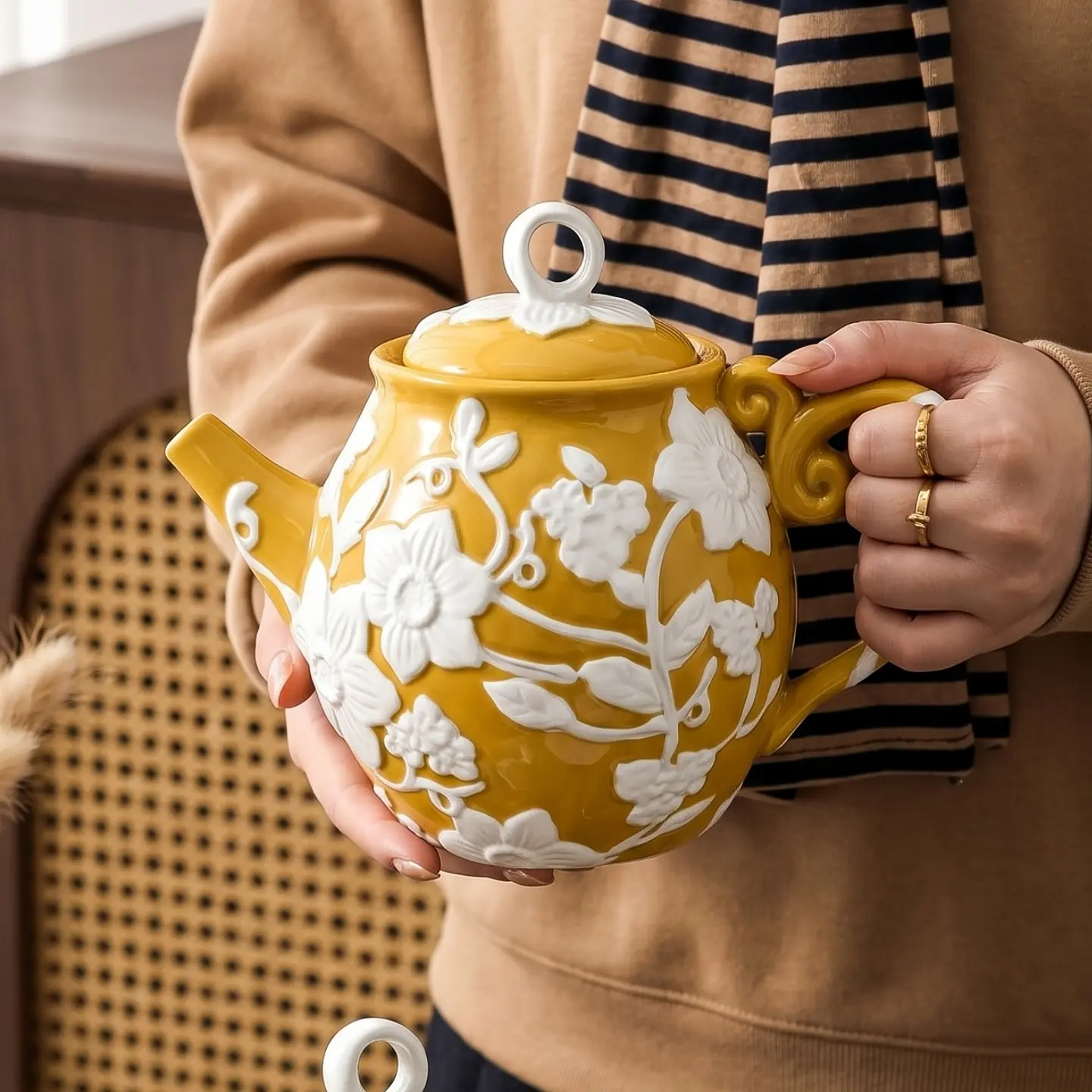 HongDian Yellow White Sunflower Embossed Ceramic Teapot,Lidded Water Kettle 9 in 1100ml 37 oz,Relief Flower Craft,Premium Porcelain,SGS Tested Underglaze Fade Resistant,Microwave Dishwasher Oven Sterilizer Safe,Tea Time Coffee Bar Gift Decor, Lidded Kettl
