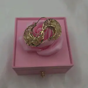 Aretes de canasta de oro de 10k