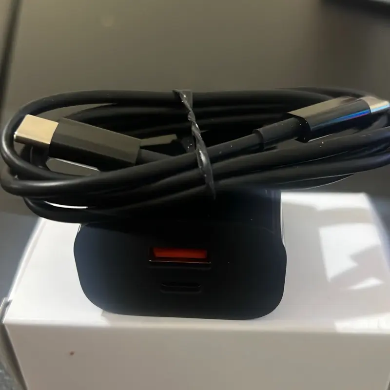 Dual Port Charging: Capable of charging two devices simultaneously, one via USB-C and one via USB-A, with a total output of 32W. Fast Charging Capability: Features Fast Charge technology, delivering up to 20W to the USB-C port and 12W to the USB-A port.