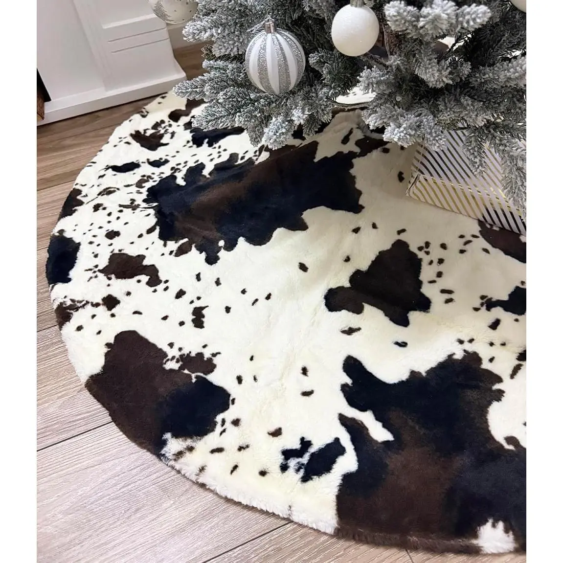 36-in Round Synthetic Cow Print Plush Bordered Christmas Tree Skirt, Durable Easy-Install Home Festive Decoration for Xmas Tree, Holiday Party, School Use, 36 Inch