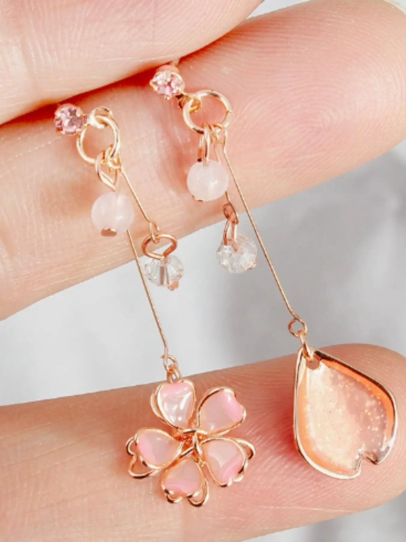 Korean Fashion Asymmetric Cherry Blossom Earrings for Women, Elegant Floral Ear Studs, Stylish Flower Earrings, Trendy Accessory