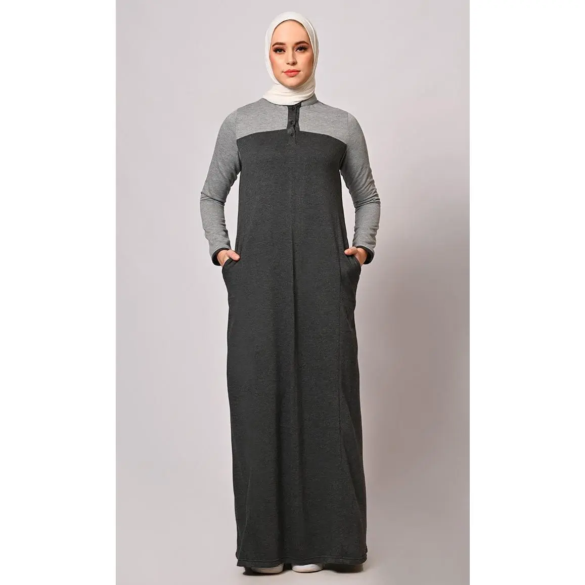 Stay Warm and Stylish: The Two-Color Fleece Abaya