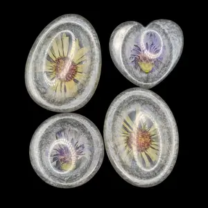 Real Flower Worry Stone Fidget Toy - Unique Design Silent Sensory Tool, Pressed Daisy & Bachelor Button Resin Grounding Stone for Stress Relief, Ideal Gift for Anxiety