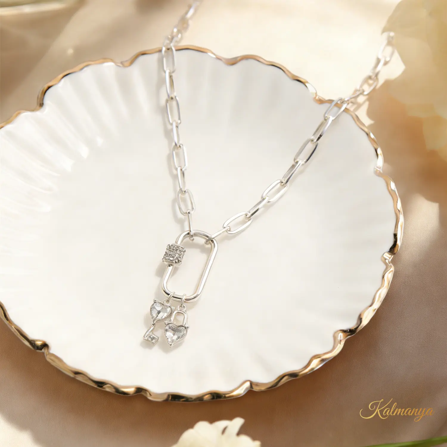 Female Love Heart Locket Necklace - Alloy Collarbone Chain with Rhinestone-Inlaid Pendant, Modern Versatile Accessories, Valentine's Day Christmas High-Quality Costume Jewelry for Shopping, Love Heart Necklace, Heart Locket Necklaces