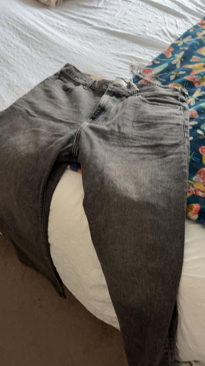 Item: Gray, 36W x 30L