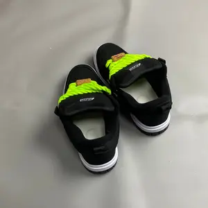 Fluorescent green thick rope shoelaces, black pink bread shoes, niche design sense, thick soled casual board shoes, sweet and cool spicy versatile sports shoes for girls