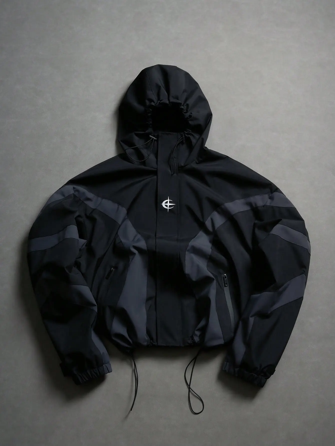 Men’s functional color-block cropped hooded jacket, outdoor windproof design with drawstring hem and contrasting paneling