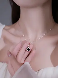 Women's Four-Leaf Clover Sweater Chain Necklace, Fashionable Autumn Winter Jewelry, Elegant Light Luxury Design, Trendy Lockbone Chain