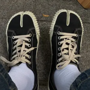 Split Toe Canvas Sneakers, Lace-Up Casual Platform Shoes, Black/White Street Style