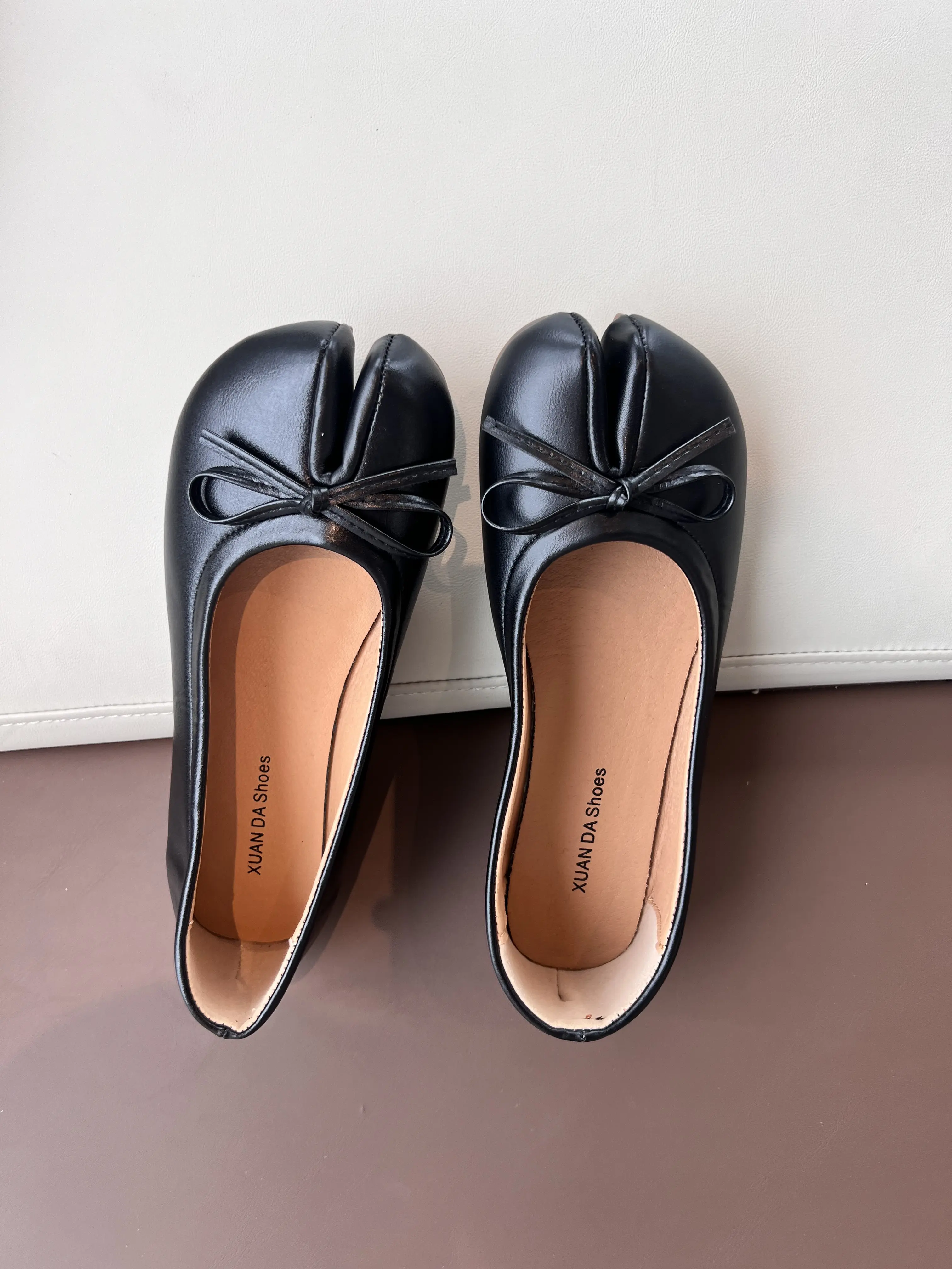 Women’s silver metallic ballet flats with an elegant bow detail and a soft slip-on design, featuring a minimalist, trendy silhouette that is eye-catching and dazzling.Perfect for Y2K outfits, commuting, and exploring shops and going out, these soft-lined