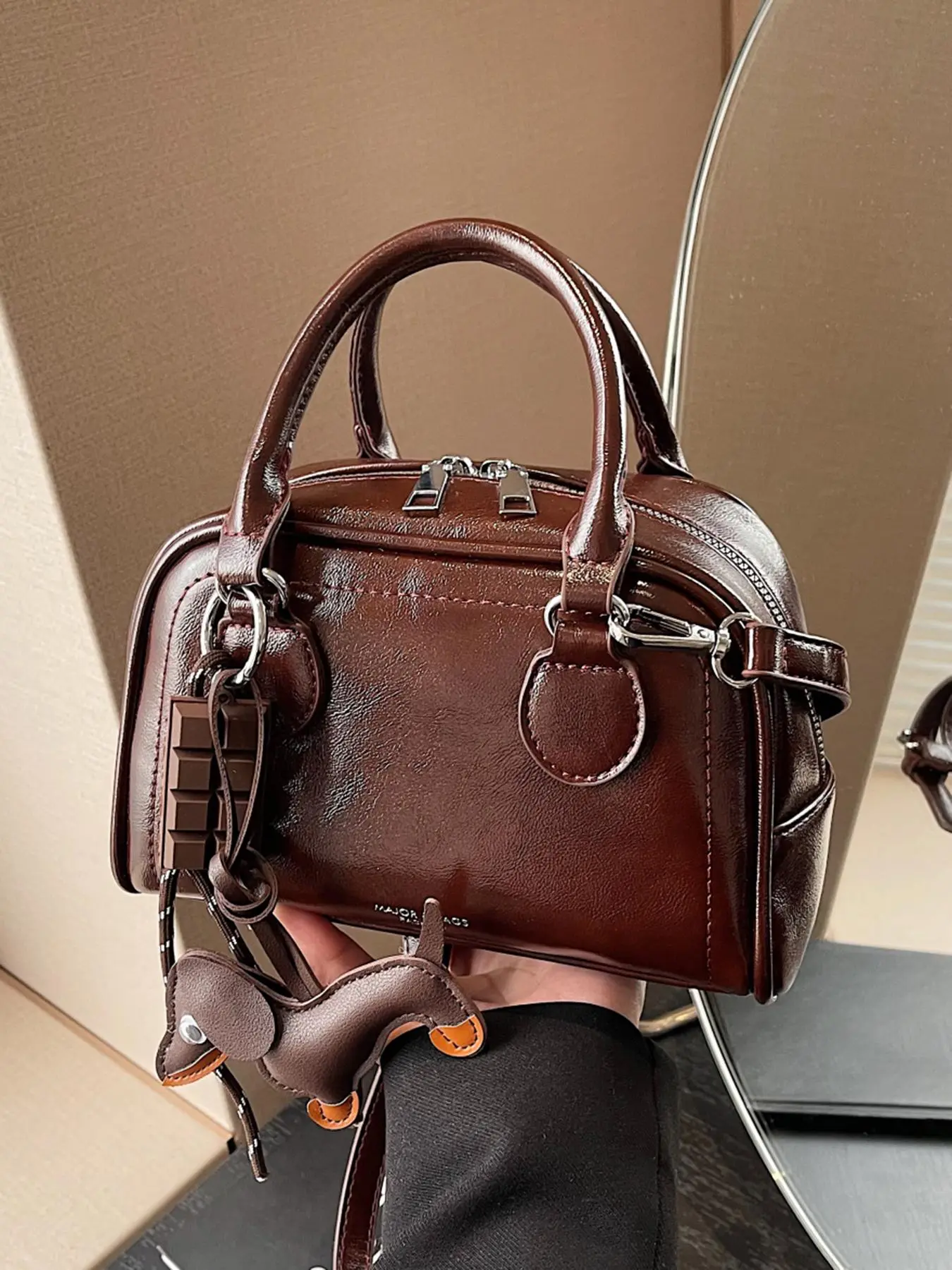 Retro  simple   fashionable hand-held Boston bag with a puppy chocolate pendant, can be   handbag  crossbody bag   ，niche texture design  fashionable, casual  versatile ，commuter bag suitable for daily travel, shopping, etc.