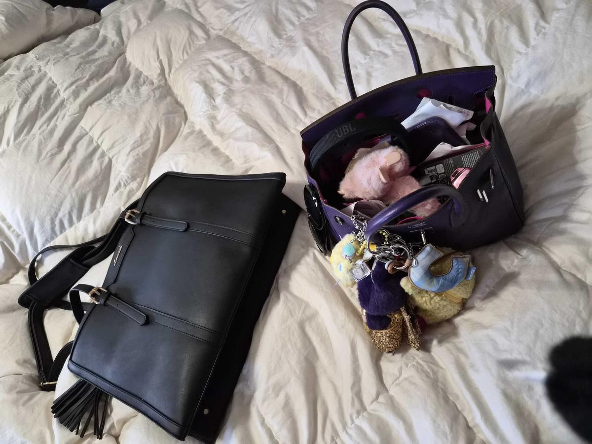 Item: Black(Leather), 17.3''