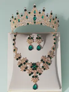 A set of women's gold bridal accessories with green diamonds embellishing the crown, necklace, and earrings, Wedding jewelry sets for brides