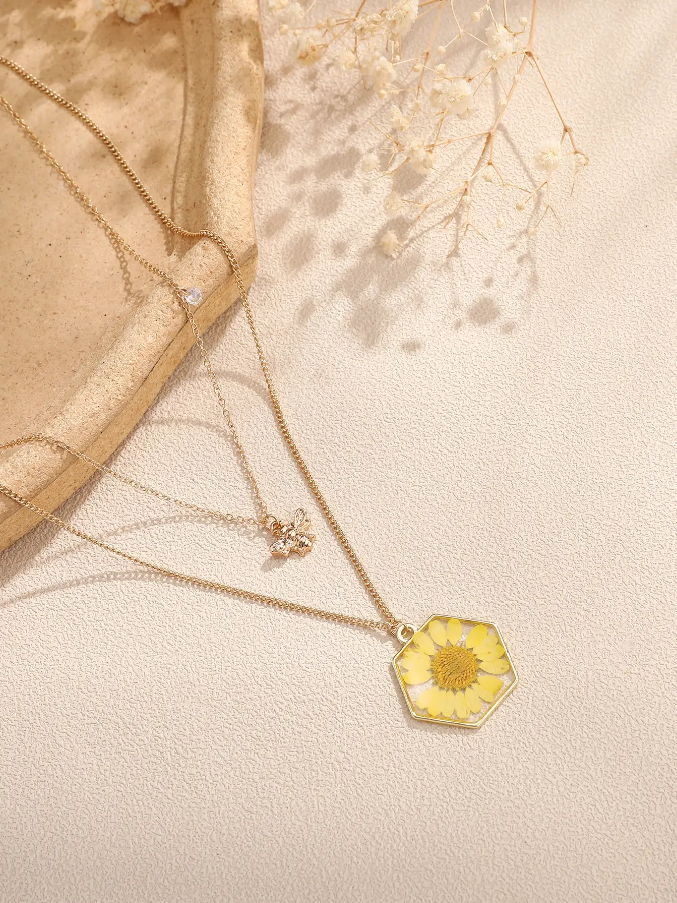 One Layered Daisy Bee Element Charms Necklace, Multi-Layer Design, Elegant Jewelry Accessory, Perfect for Everyday Wear