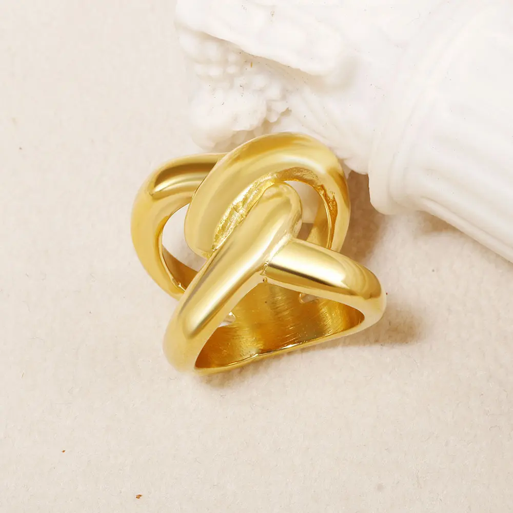 Bright gold tone, 18 mm wide stainless steel braided knot ring; waterproof, hypoallergenic, colorfast; 19 g, thick solid feel—versatile for everyday wear and commuting.